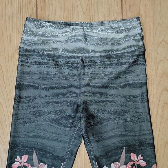 EVOLUTION AND CREATION ACTIVEWEAR GRAY WITH PINK FLOWERS SKULL LEGGING CAPRIS - Picture 3 of 7